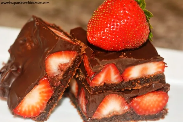 chocolate-dipped-strawberry-brownies-fudgy