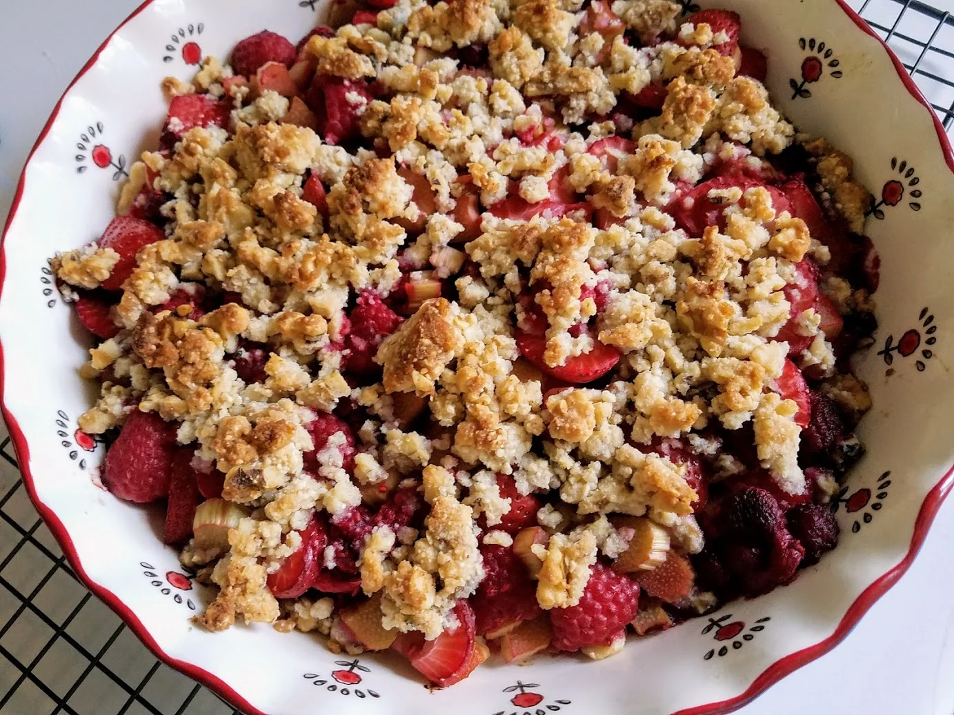 KETO RHUBARB BERRY CRUMBLE