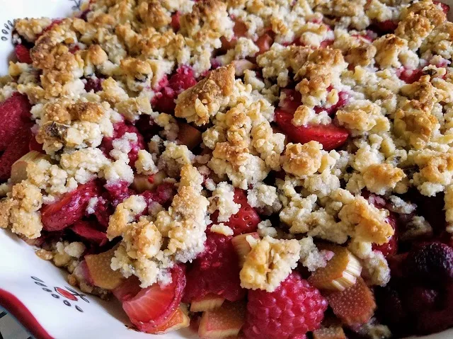 Keto Rhubarb Berry Crumble, KETohh