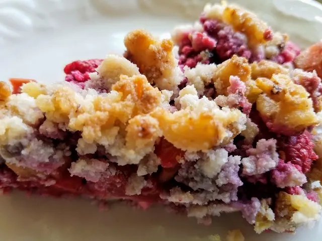 Low-Carb Berry Rhubarb Crumble