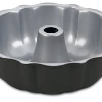 Chef's Classic Nonstick Bakeware 9-1/2-Inch Fluted Cake Pan