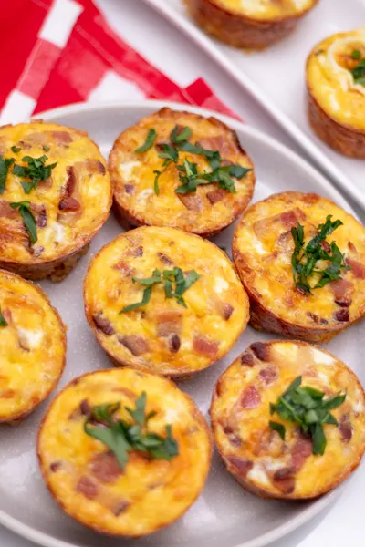 These bacon and egg breakfast muffins with a hash brown crust are so delicious.