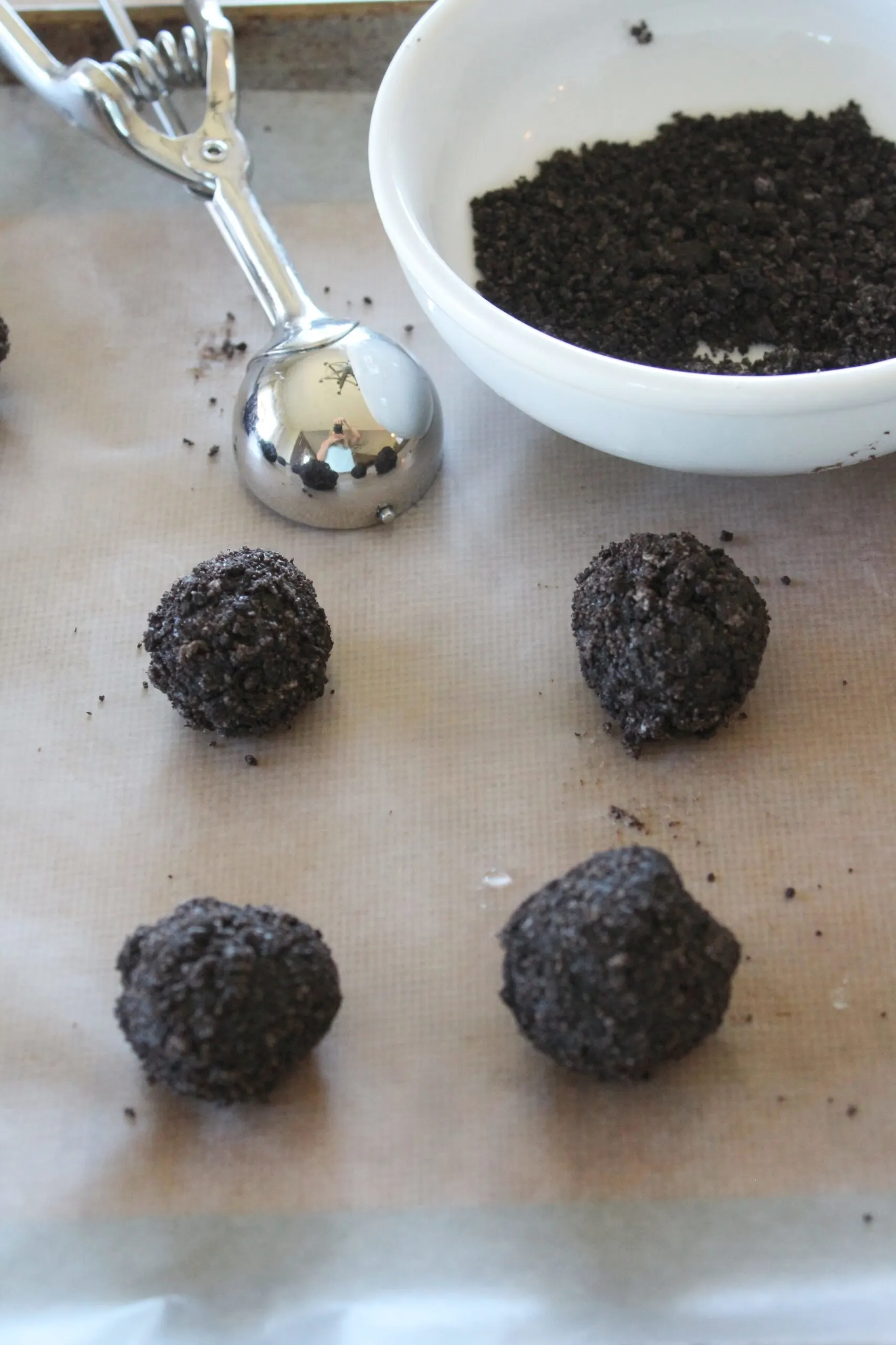 Make the oreo ball bodies for spiders