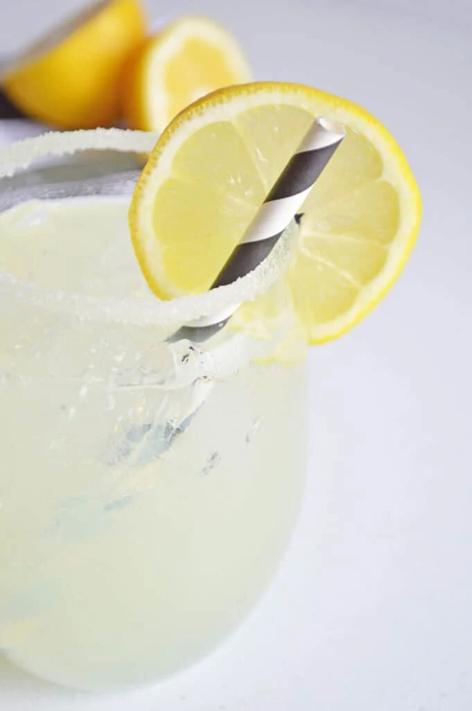 close up lemon margaritas