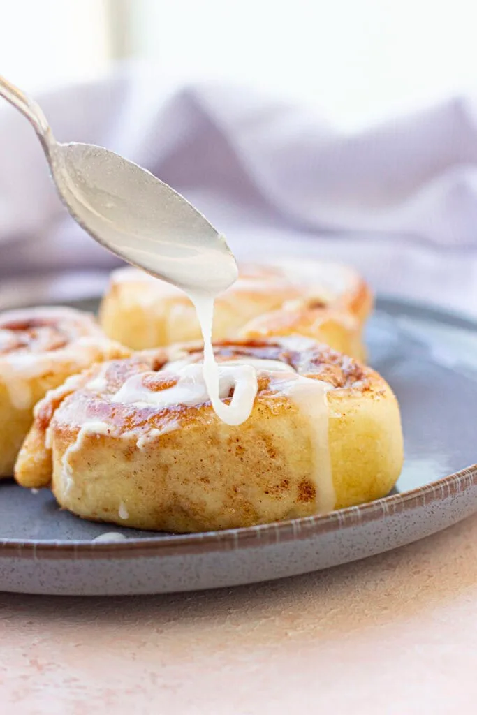 cinnamon roll with glaze